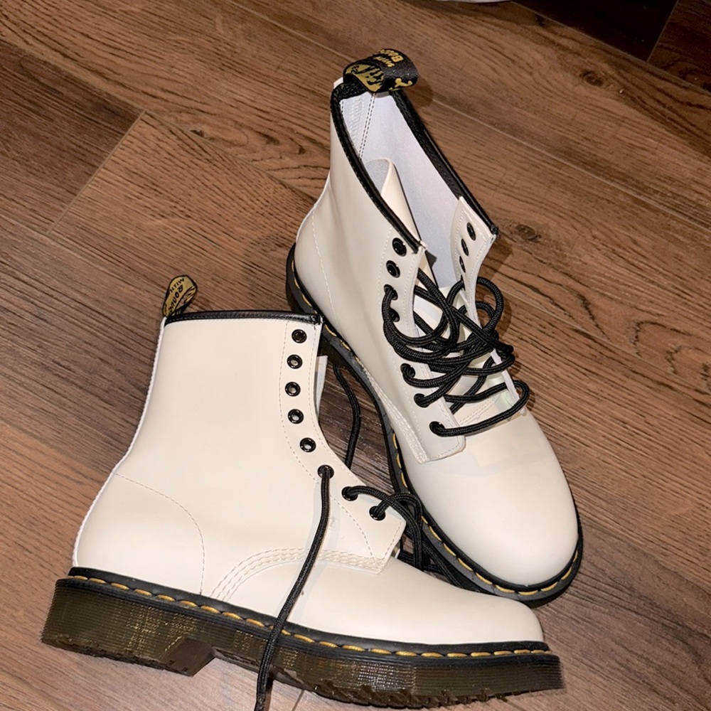 Doc Martens White size 9